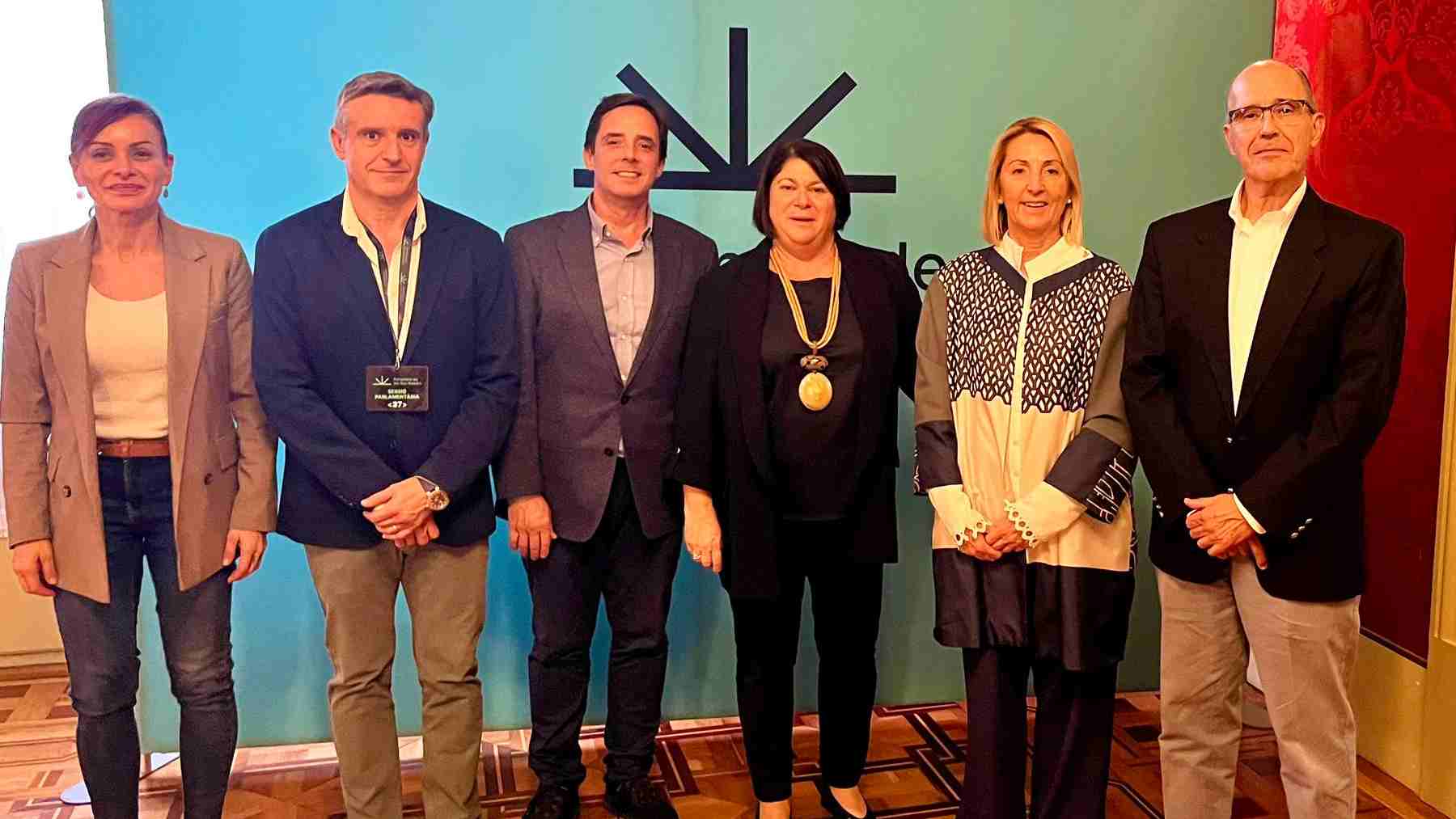 Sandra Palau (PP), Dr. José Antonio de Paz (presidente de AnesCon), Edwin Rodríguez (AnesCon), Lourdes Cardona (PP), Isabel Borrás (PP) y Pedro Fernández (AnesCon), en el Parlament.