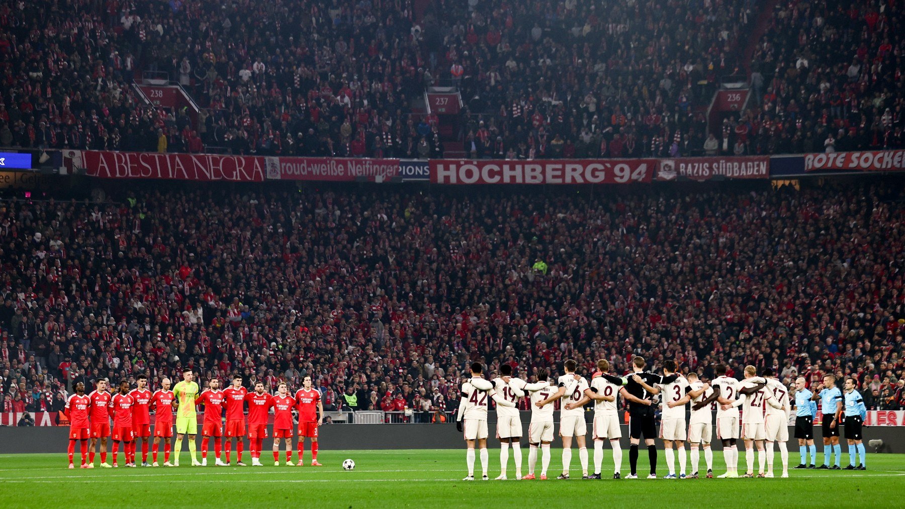 Imagen del minuto de silencio en el Bayern-Benfica por las víctimas de la DANA en Valencia. (EFE)