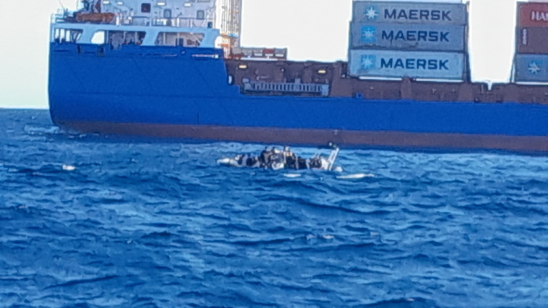 Una patera con inmigrantes ilegales magrebíes en aguas de Almería. (Foto: SASEMAR)