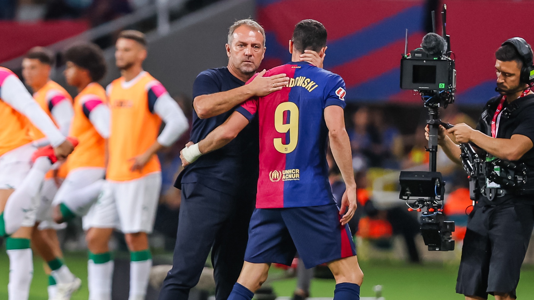 Flick abraza a Lewandowski tras ser sustituido. (EP)