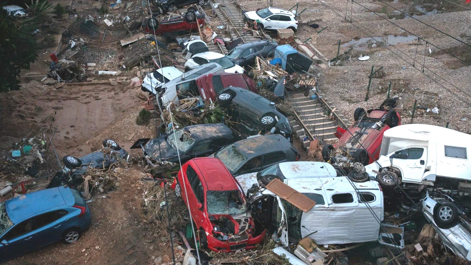 Una veintena de coches apilados en las vías tras los estragos de la DANA en Alfafar. (Foto: EP)