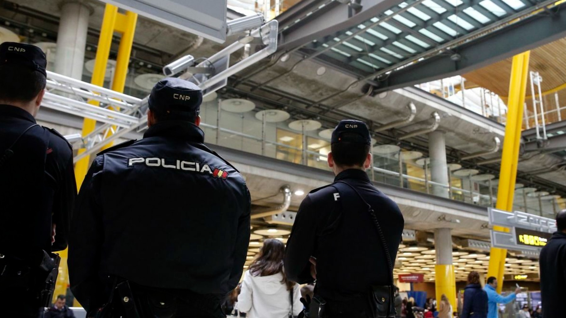 Policías nacionales en el aeropuerto Adolfo Suárez Madrid-Barajas.