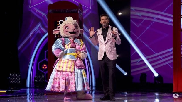 Oveja y Arturo Valls en Mask Singer 4. (Atresmedia)