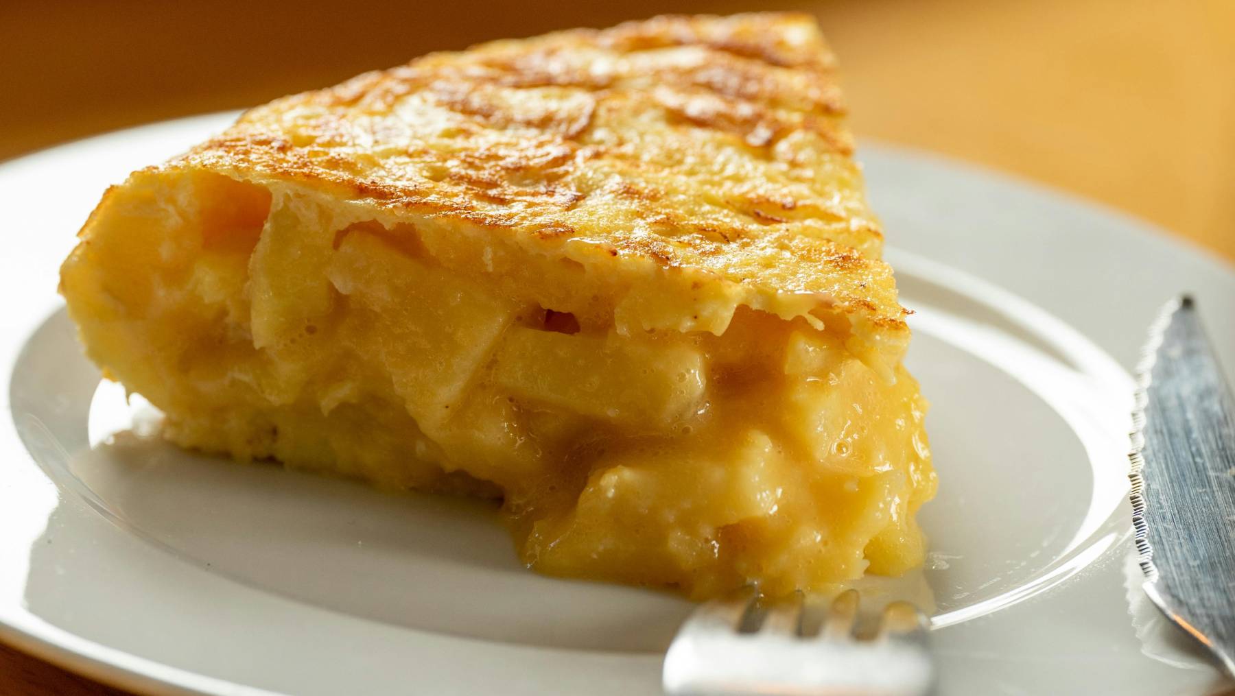 Tortilla de patatas con cebolla.