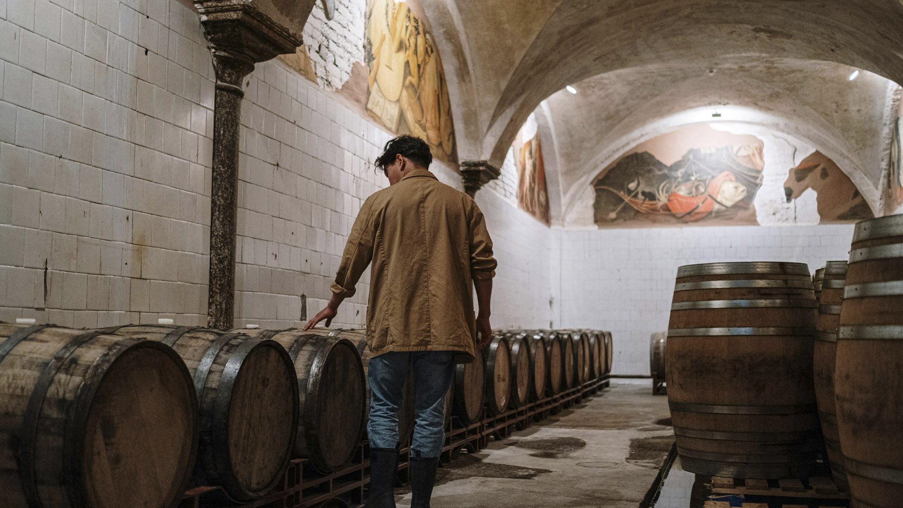 Un hombre explorando una bodega. Foto Pexels.