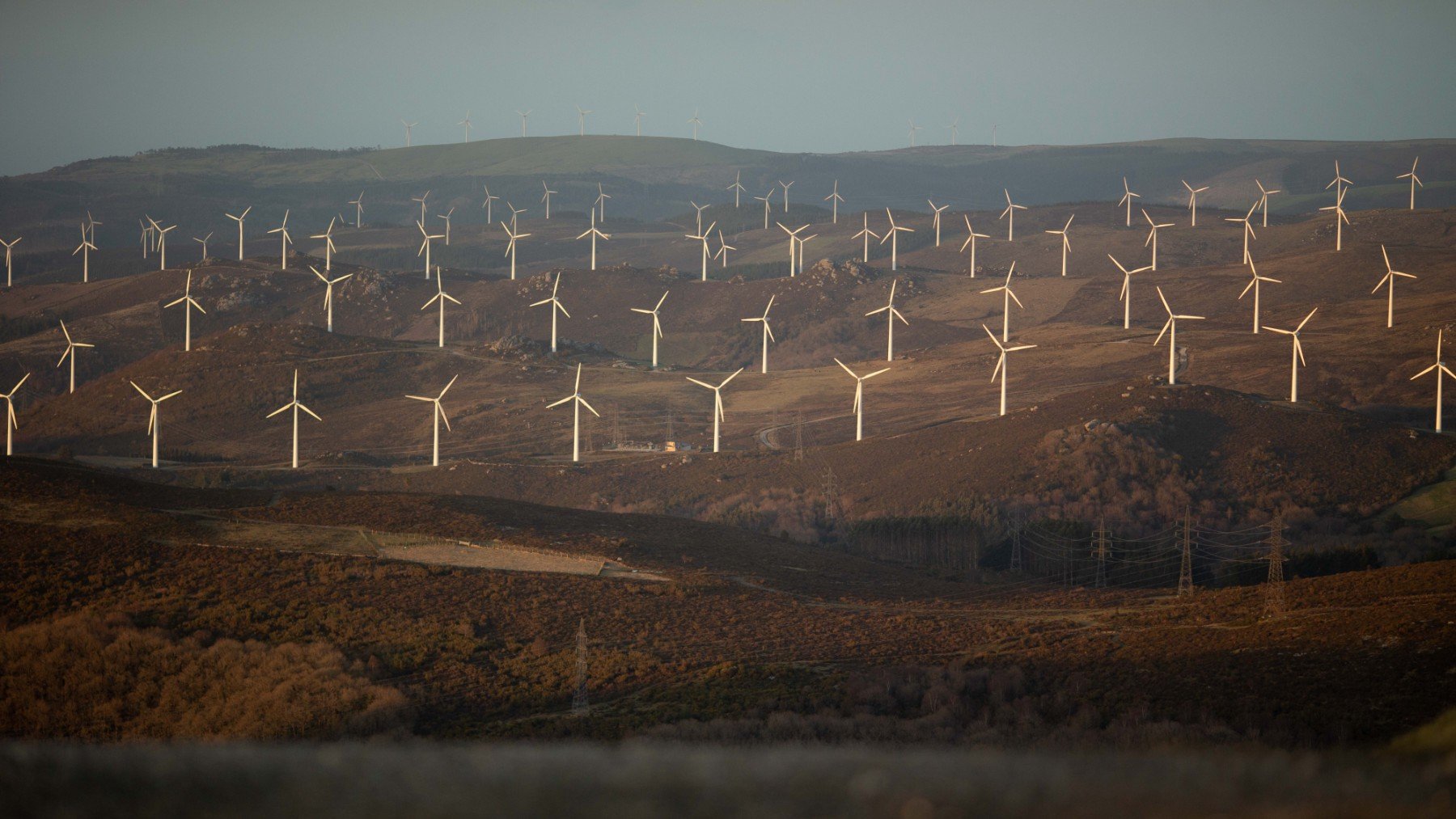 Varios aerogeneradores en el parque eólico de Vilachá en Lugo, Galicia