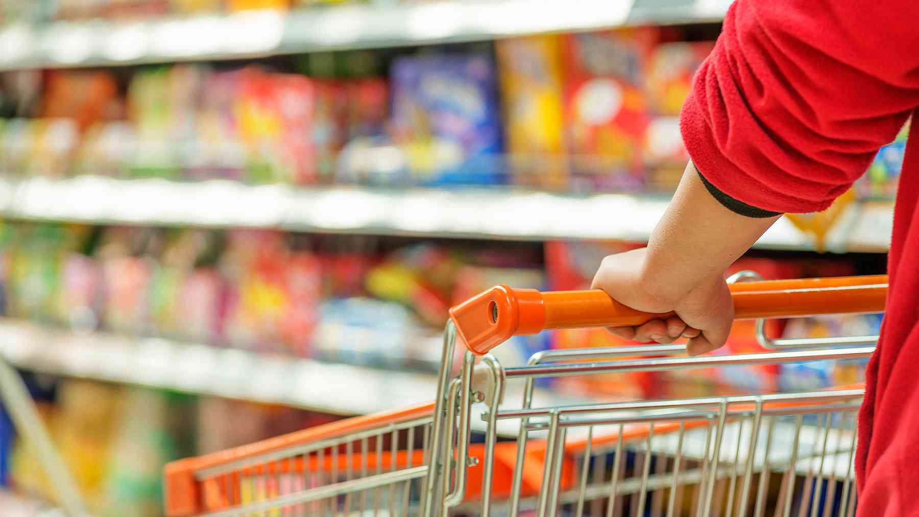 Una persona con el carro en el supermercado.