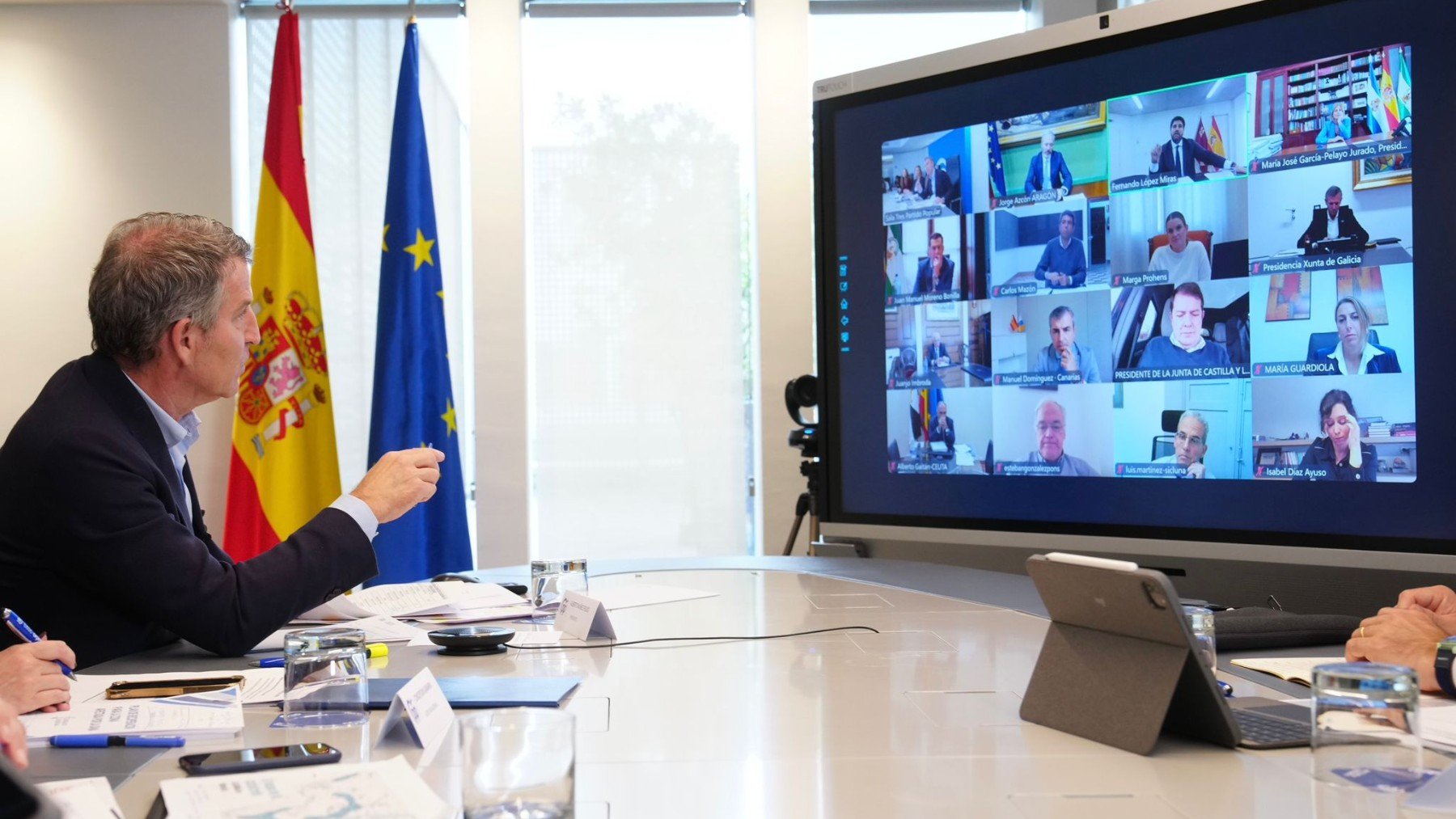 Feijóo en la videoconferencia con sus barones. (Foto: PP)