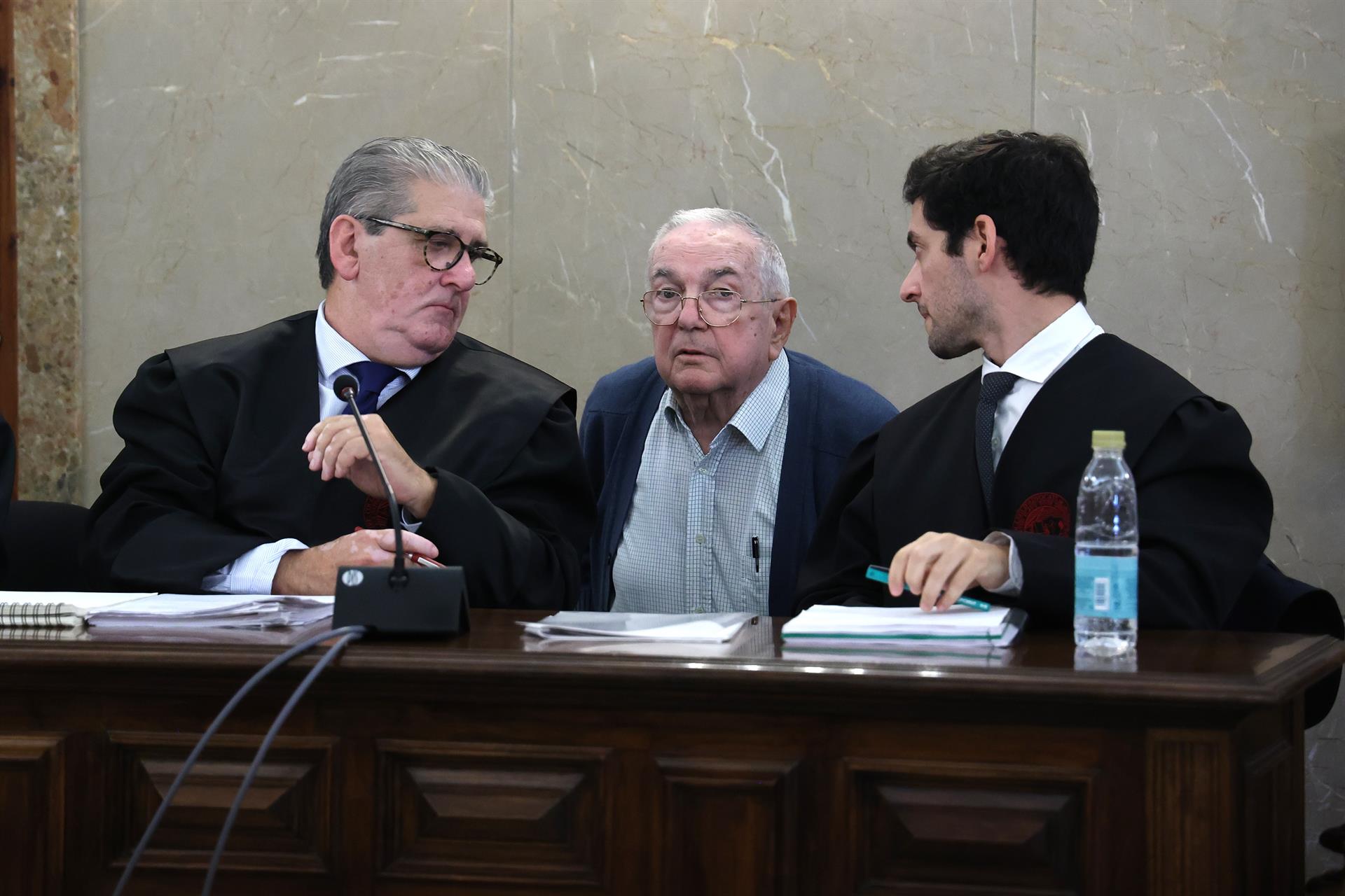 Pau Rigo, en el centro de la imagen junto a sus abogados en la repetición del juicio.