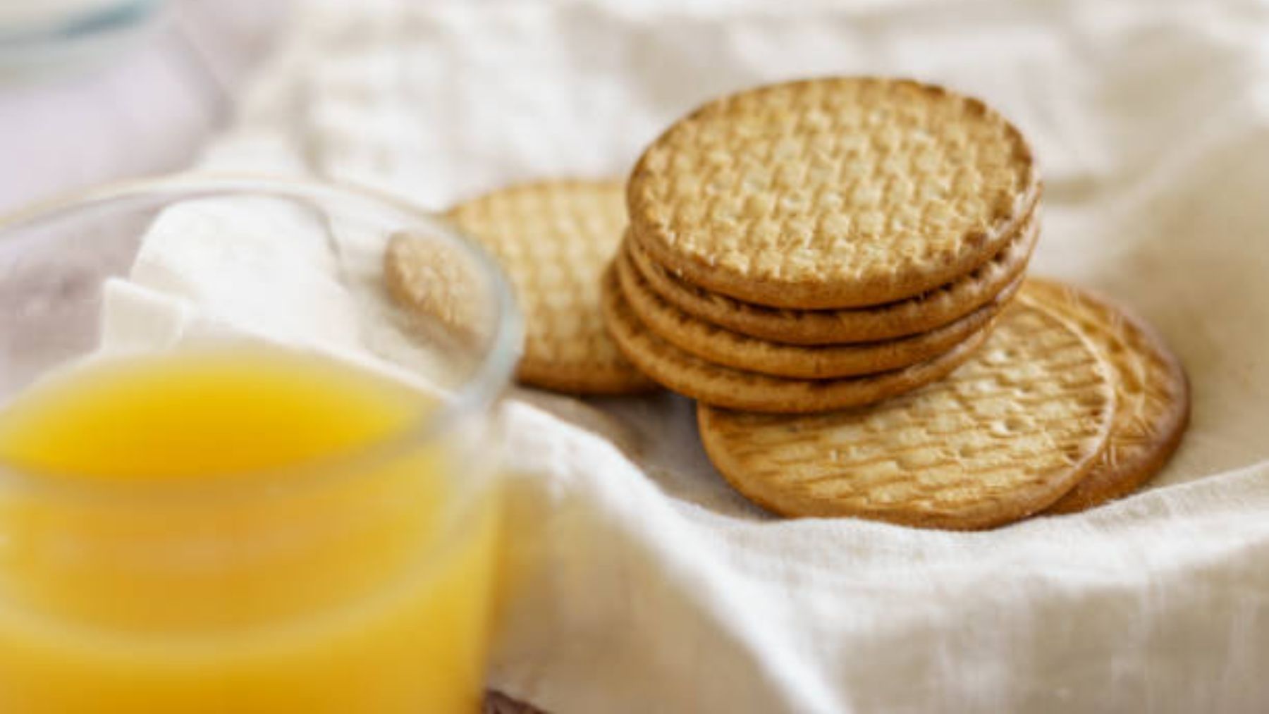 Galletas junto a un vaso de zumo.