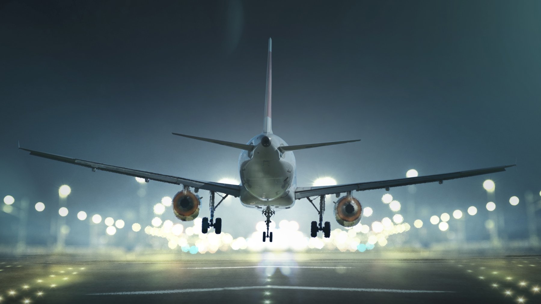 Un avión aterriza de noche en el aeropuerto de Lisboa