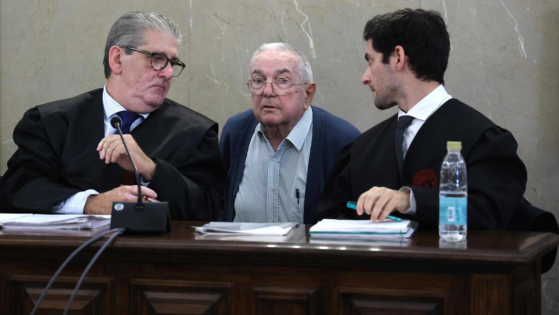 El acusado Pau Rigo (centro) y sus abogados durante el juicio.