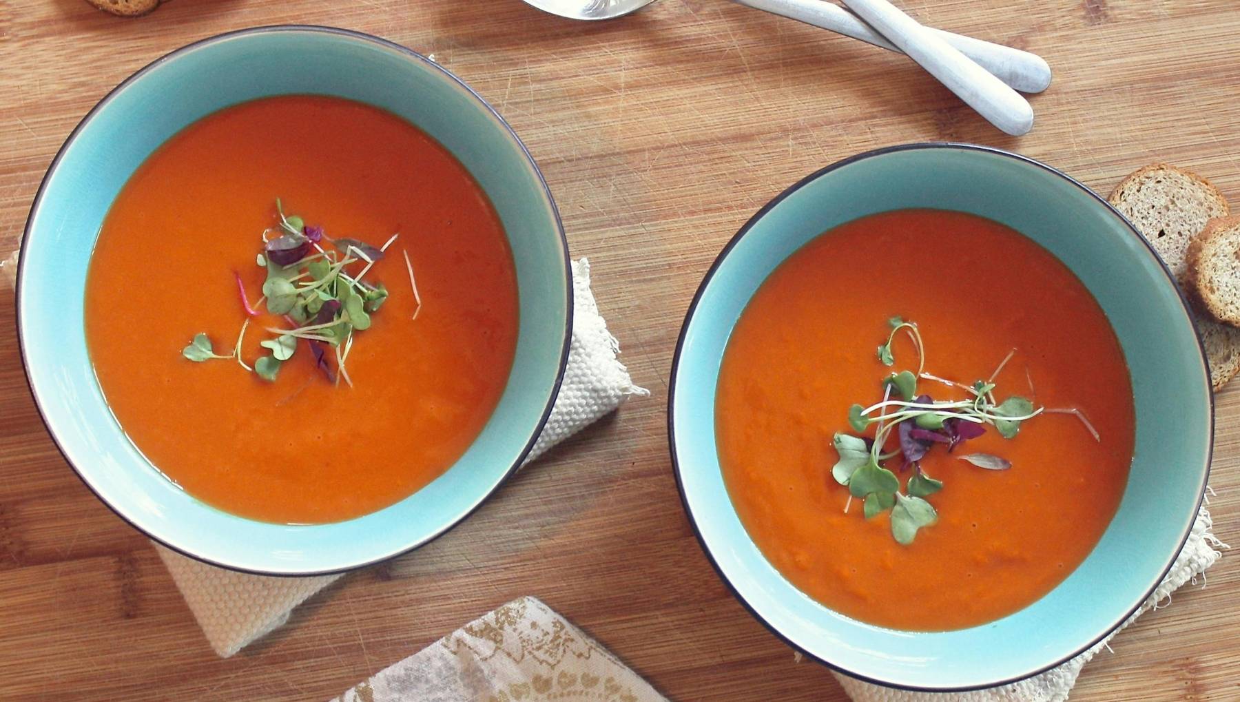 Sopa de tomate casera.