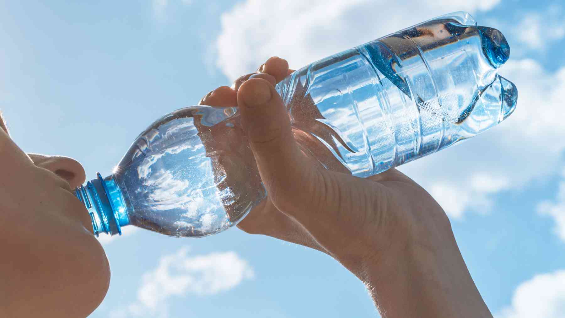 Una persona bebiendo agua.