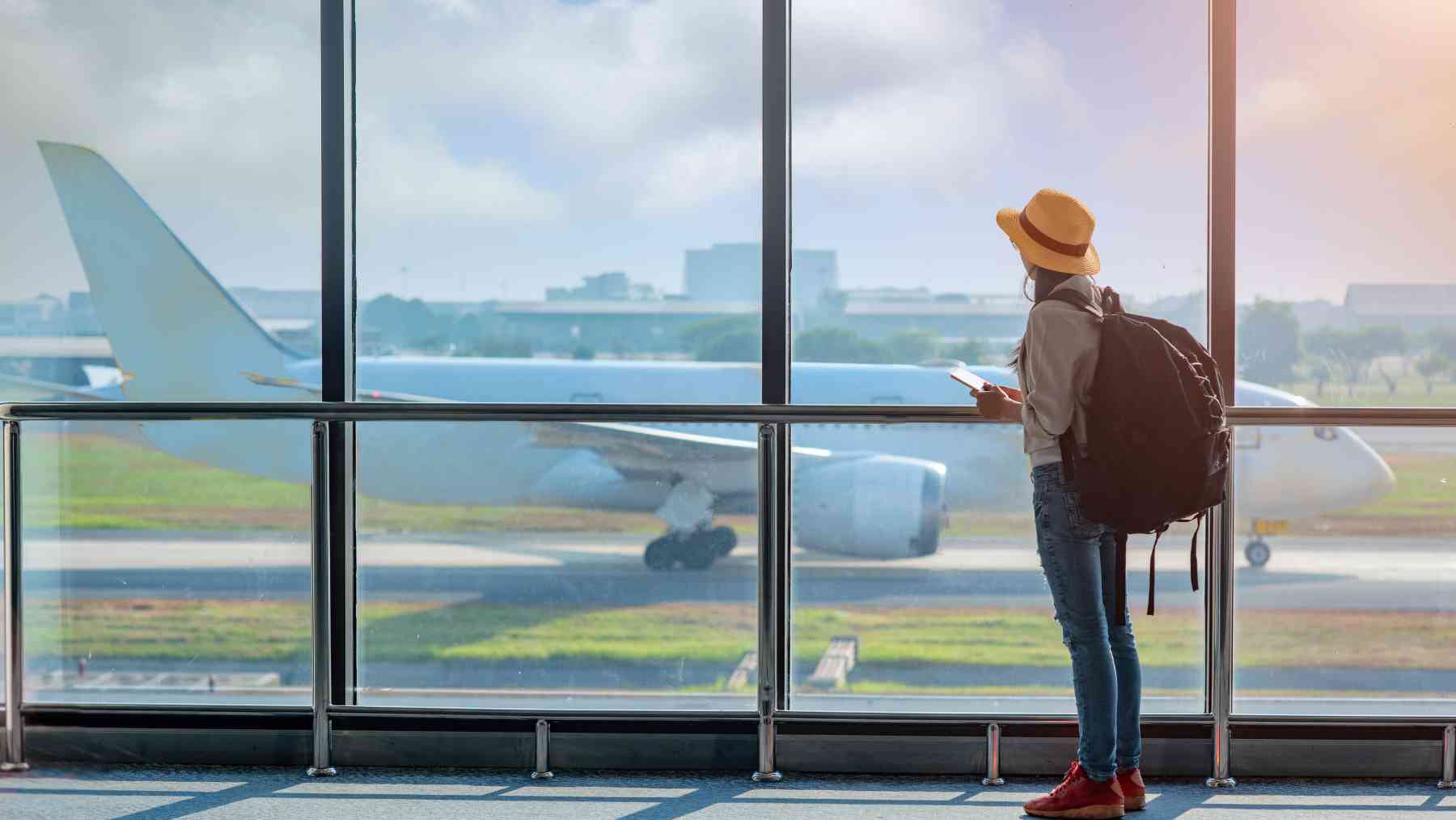 Una joven en el aeropuerto.