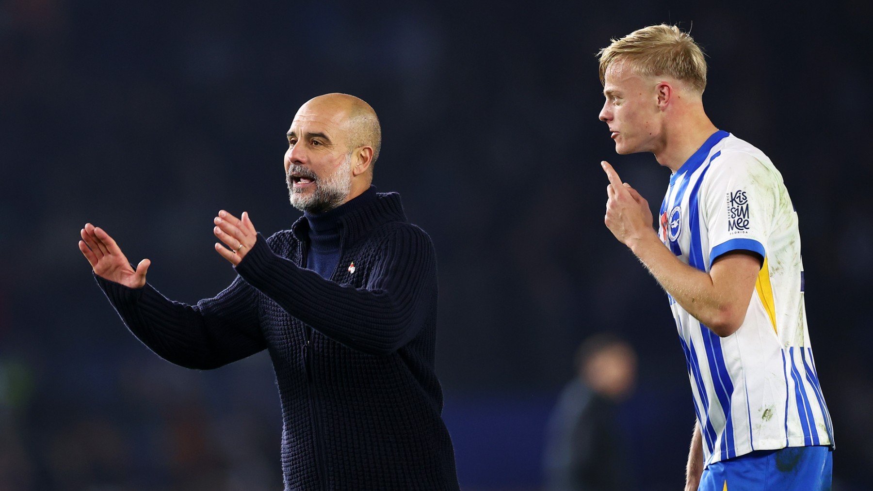 Pep Guardiola discute con un jugador del Brighton. (Getty)