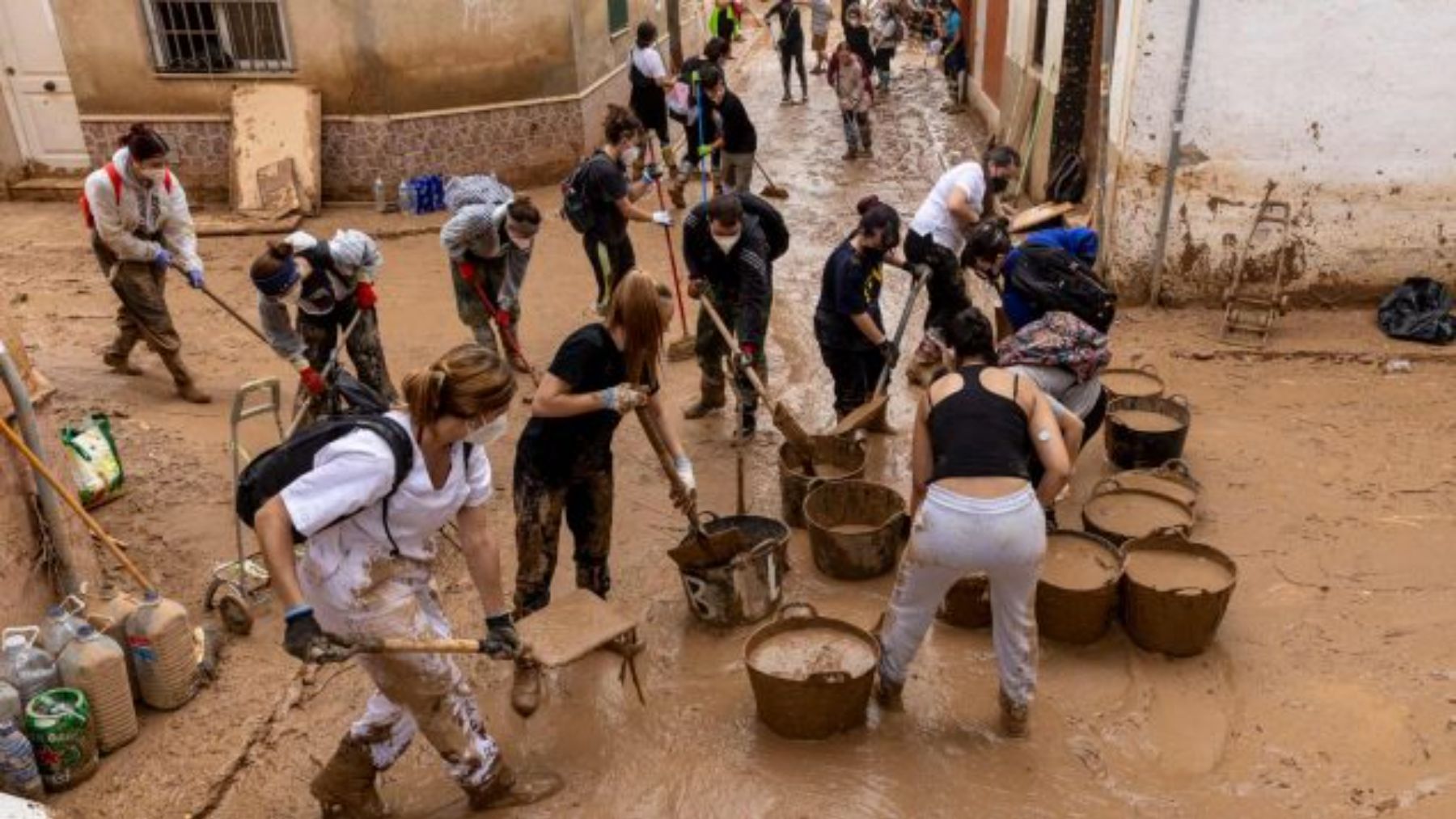 Afectados por la DANA limpiando las calles.