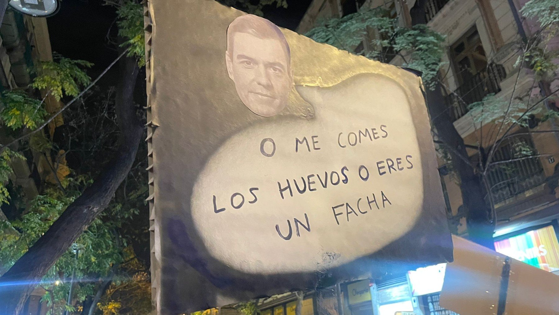 Una pancarta contra Pedro Sánchez.