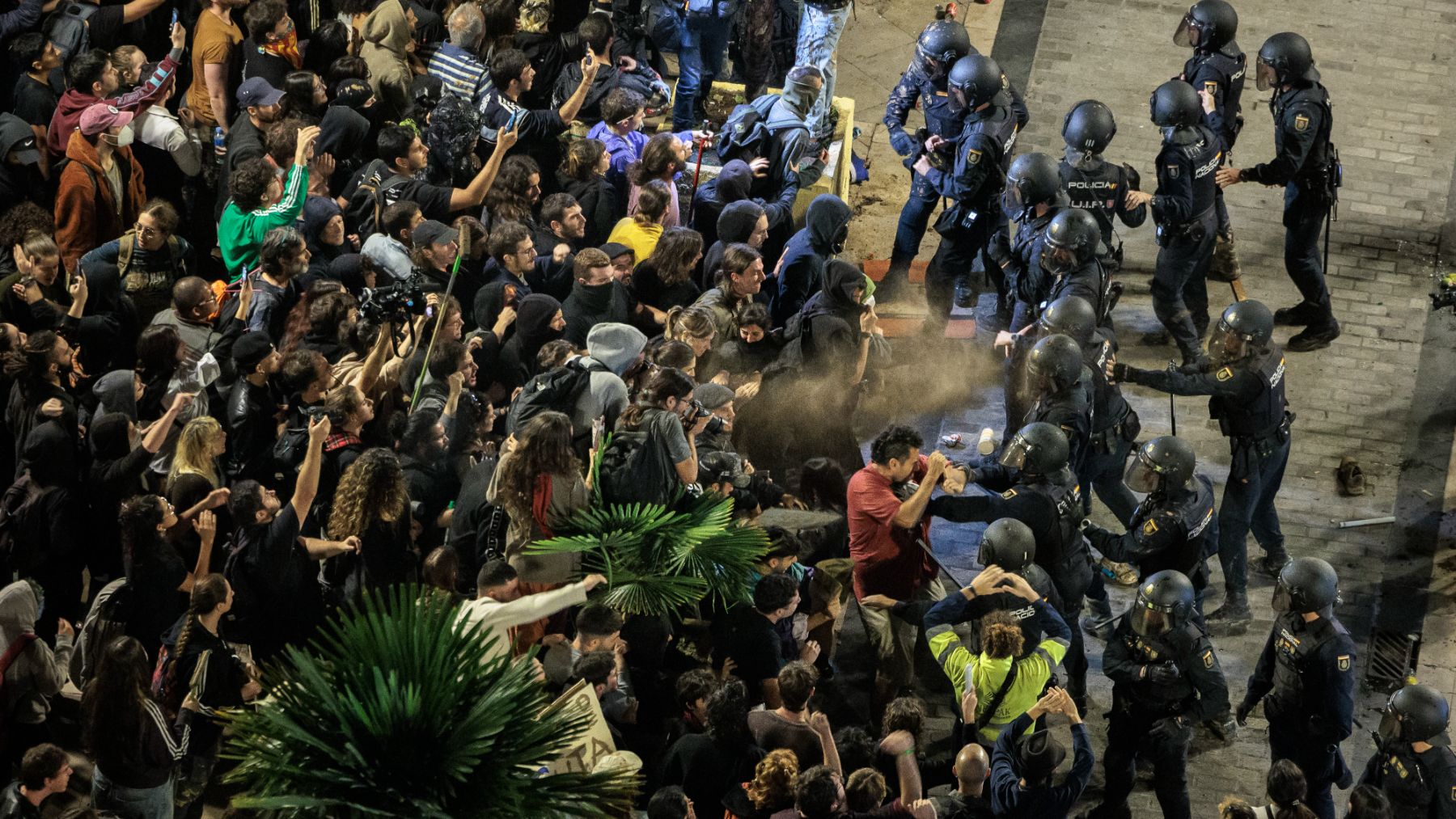 La Policía carga contra los radicales. (EFE)