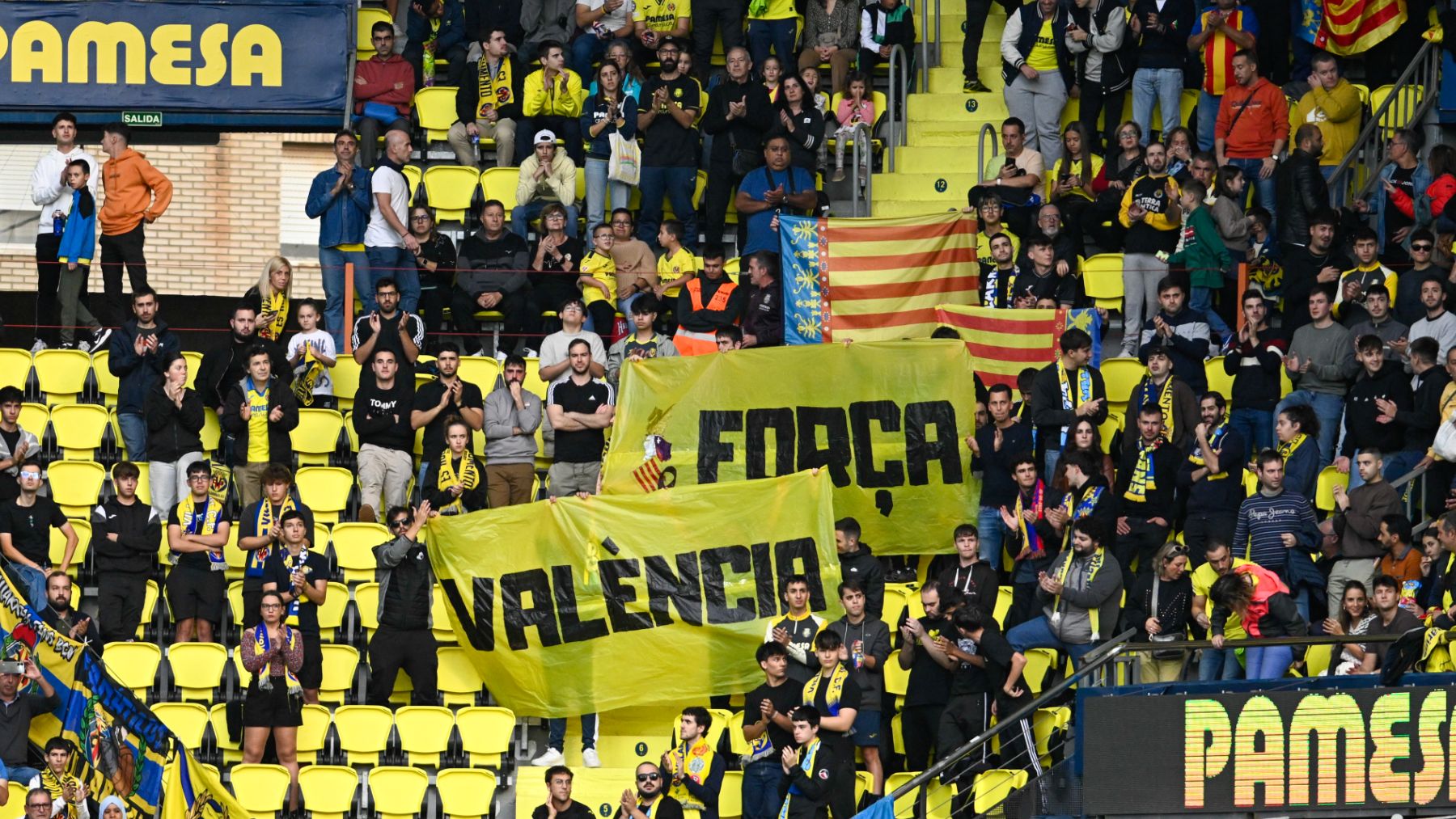 Los aficioandos del Villarral con una pancarta en apoyo a las víctimas de la DANA: (EFE)