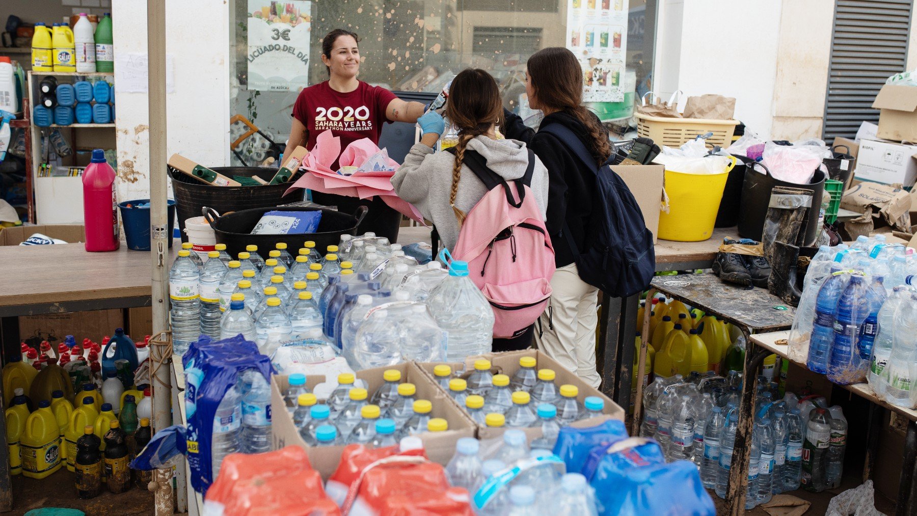 Reparto de agua embotellada en una zona afectada por la DANA. (Foto: EP)