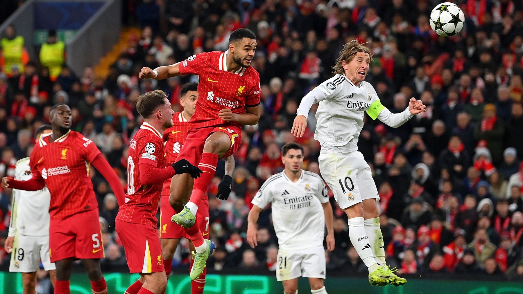 Jugadores de Liverpool y Real Madrid, en un partido de la Champions League. (Getty)