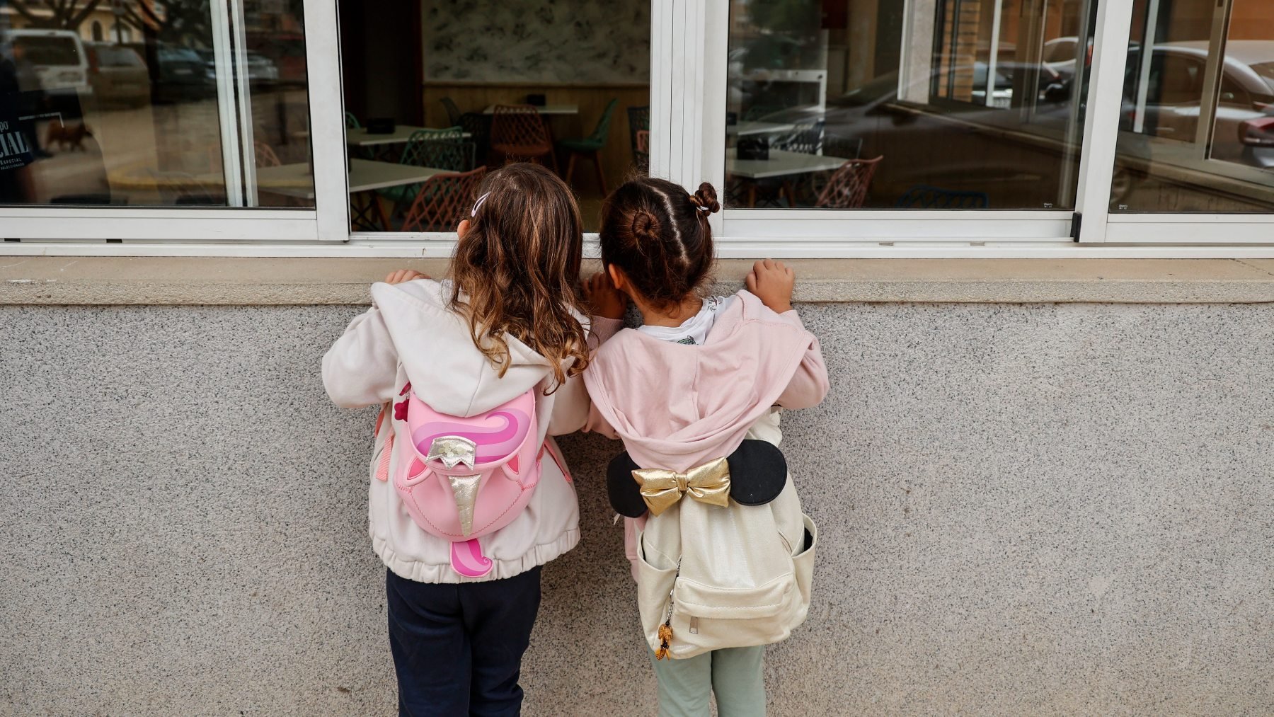 Dos niñas observan el interior del colegio Amparo Alabau en Alacuás (Valencia). (Foto: Europa Press)