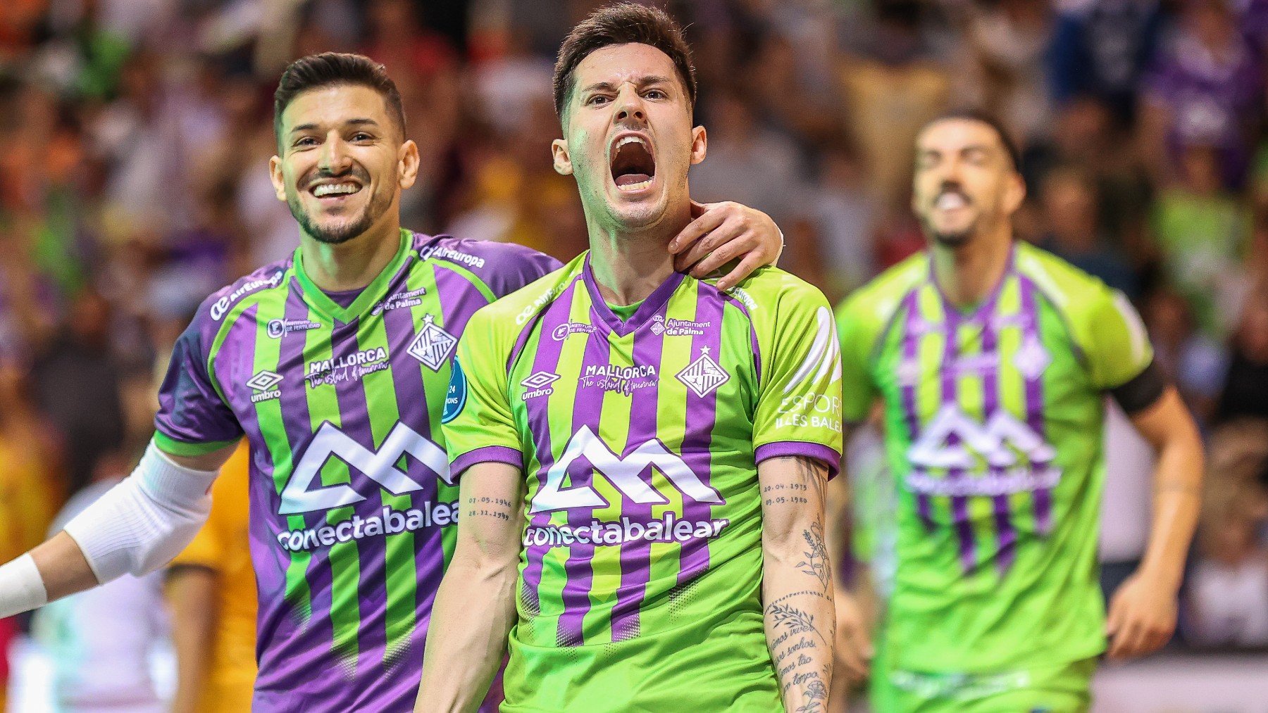 Ernesto y Luan Muller celebran un gol en Son Moix.