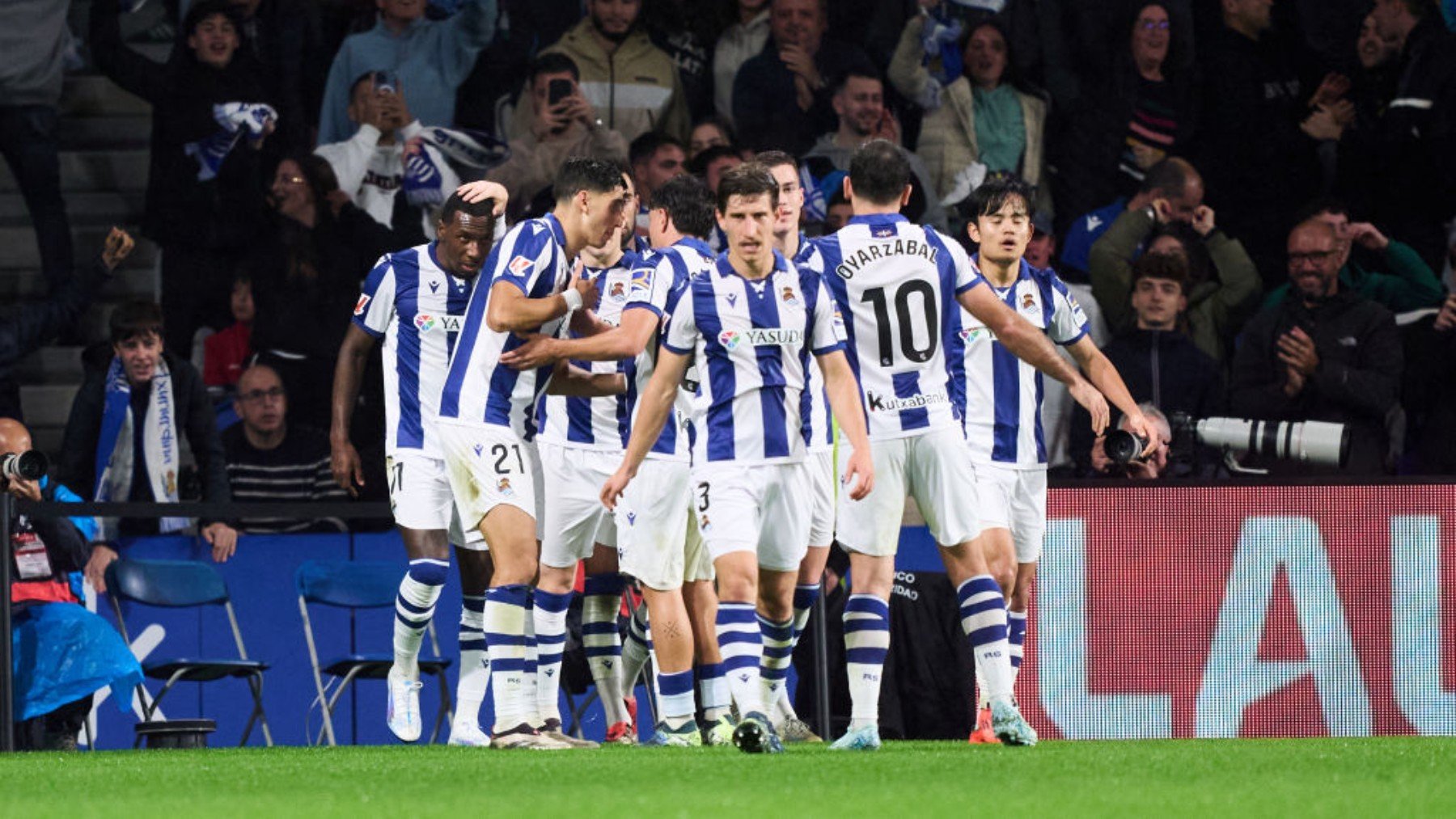 Los jugadores de la Real celebran el gol de Becker ante el Barça (Getty)