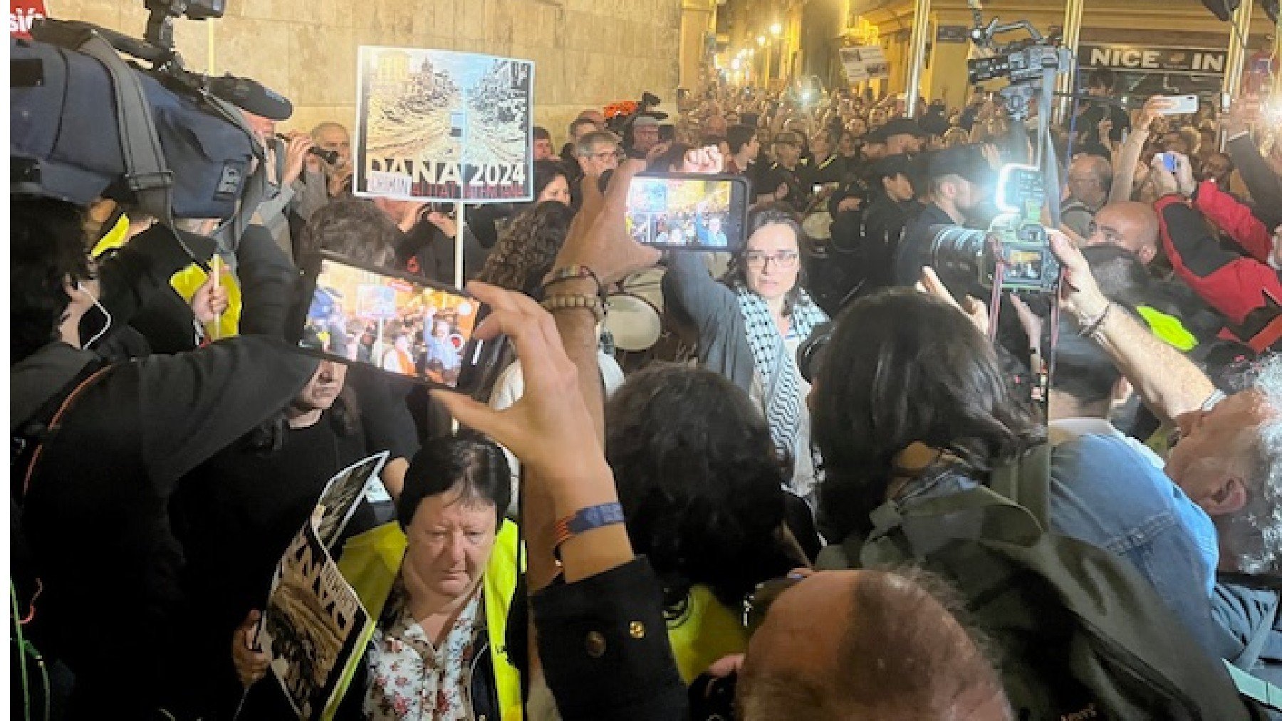 Manifestantes ante la fachada del Palacio de la Presidencia de la Generalitat Valenciana, la noche de este sábado.