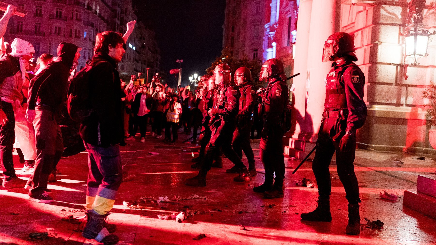 Radicales contra la Policía en la manifestación de Valencia. (Foto: EP)