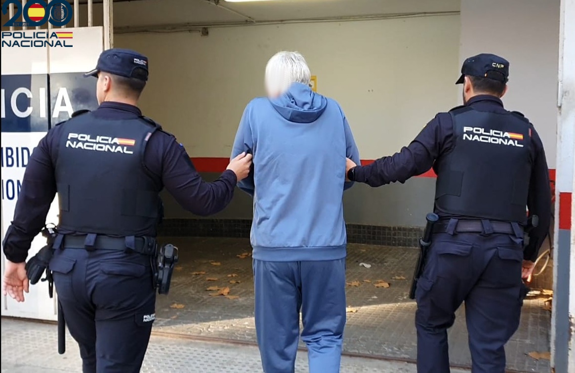 Dos agentes de la Policía Nacional conducen a un detenido en Palma.