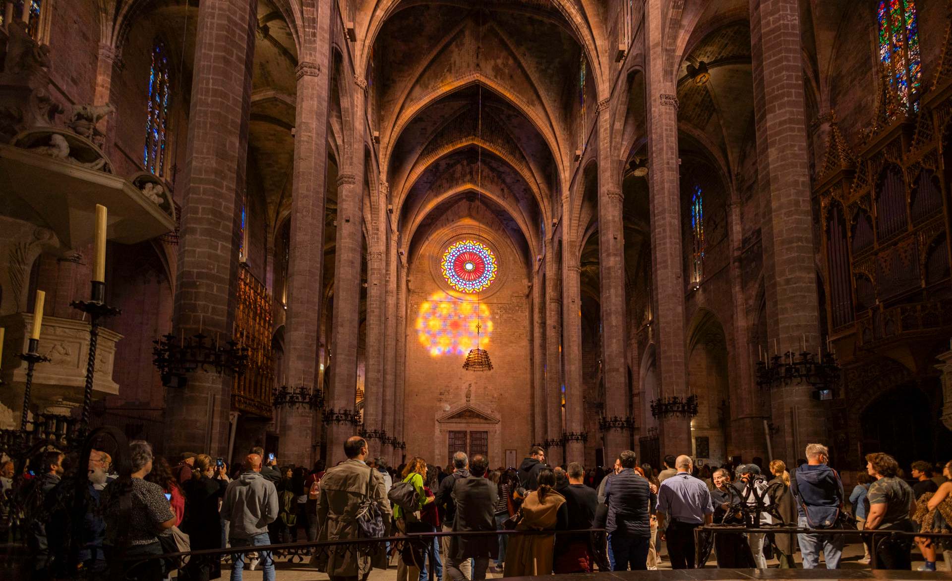 Varios visitantes congregados en la Catedral de Mallorca para presenciar la ‘Fiesta de la Luz’. (EFE-Cati Cladera)