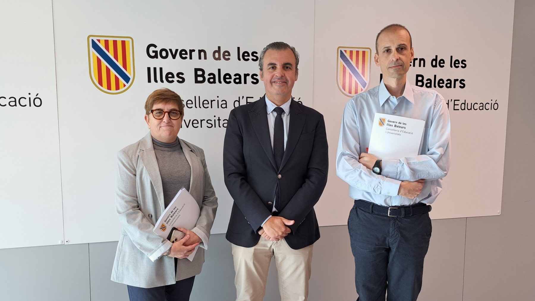 El conseller de Educación Antoni Vera (centro), junto a Catalina Ginart y Fernando Bonnín.