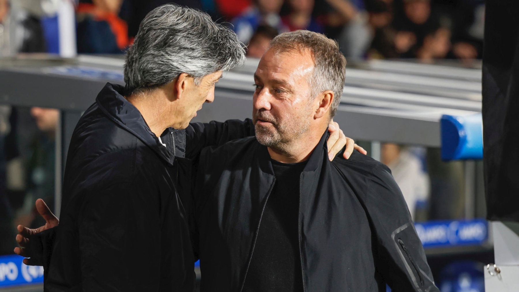Hansi Flick saluda a Imanol Alguacil en Anoeta. (EFE)