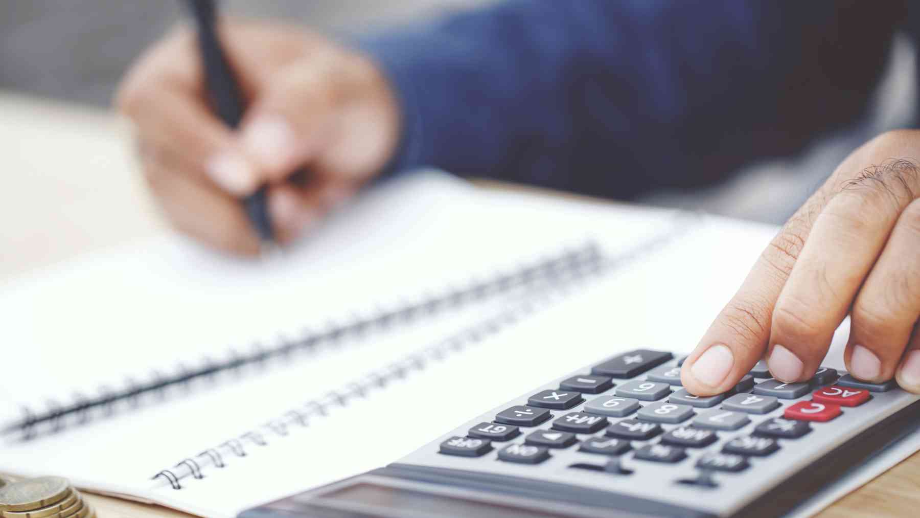Una persona con la calculadora.