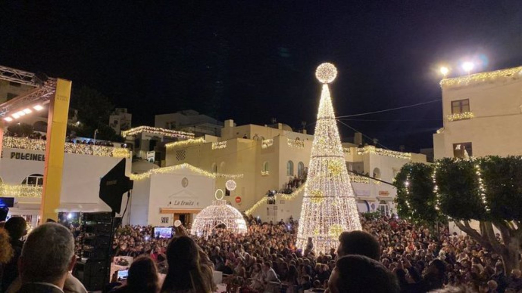 Pueblo con alumbrado navideño. (Foto: EP)