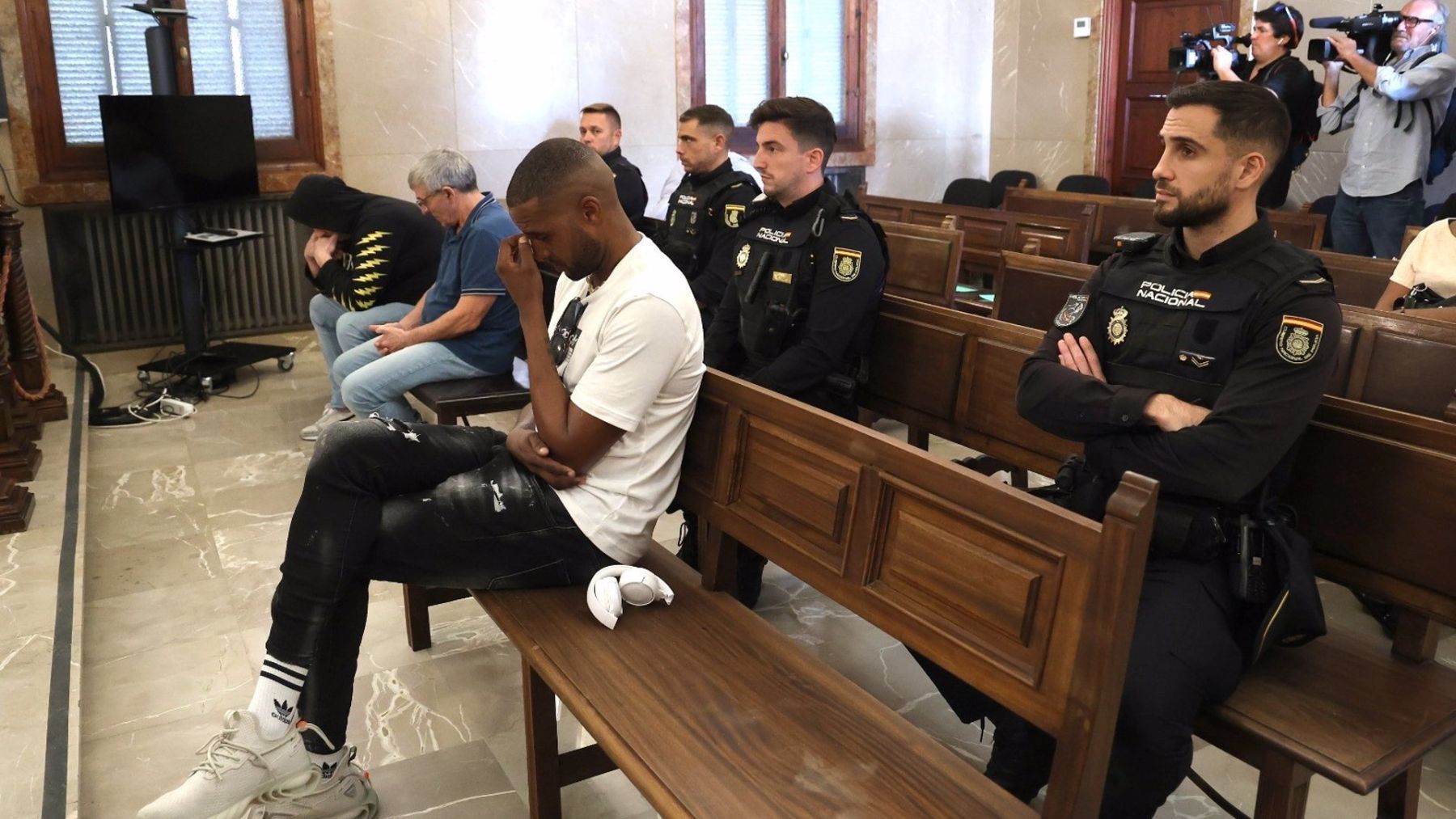 Uno de los asaltantes de la casa de Pau Rigo y detenido por agredir a un hombre en La Soledad, en la Audiencia de Palma. (Europa Press)