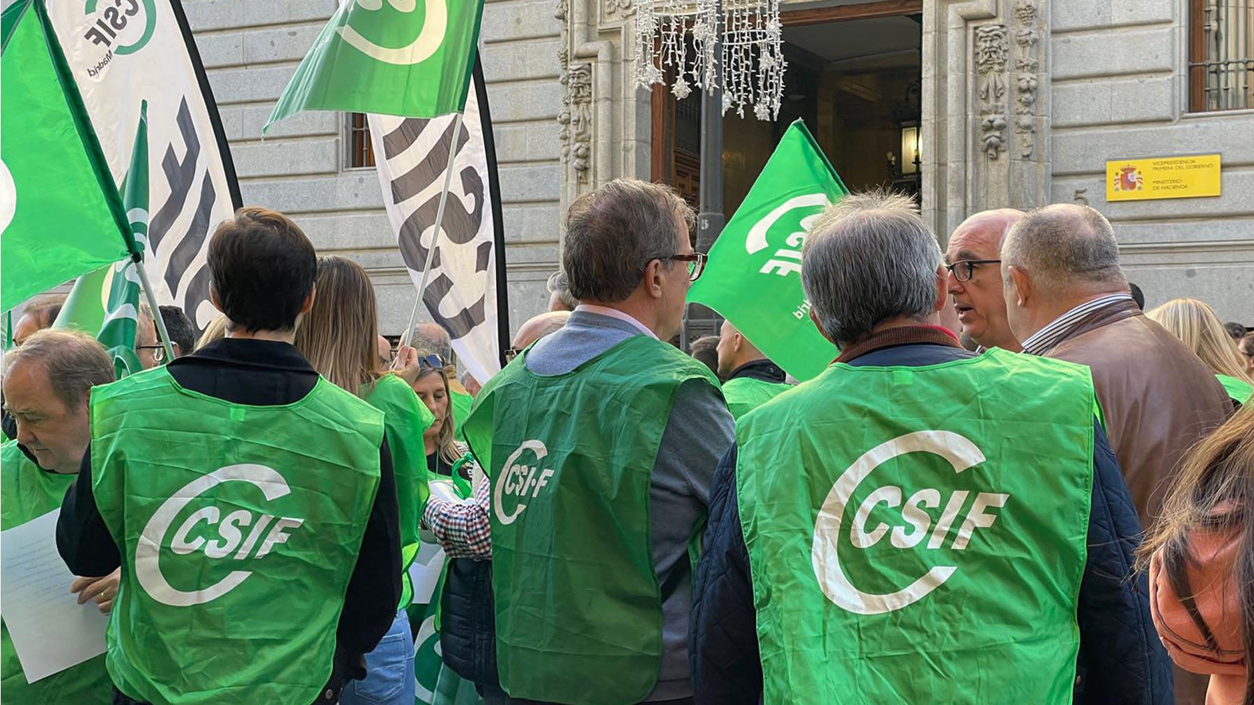 Funcionarios en la manifestación de este lunes frente al Ministerio de Hacienda.