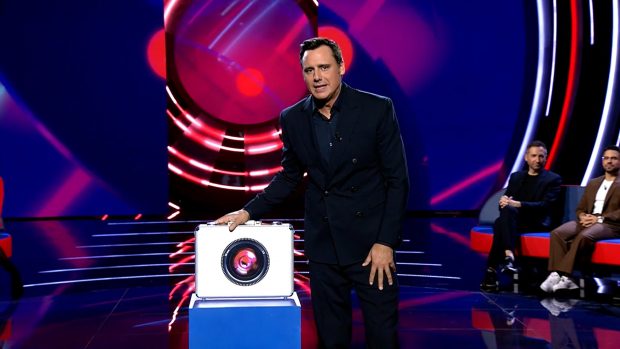 Ion Aramendi con el maletín en el plató de Gran Hermano. (Mediaset)