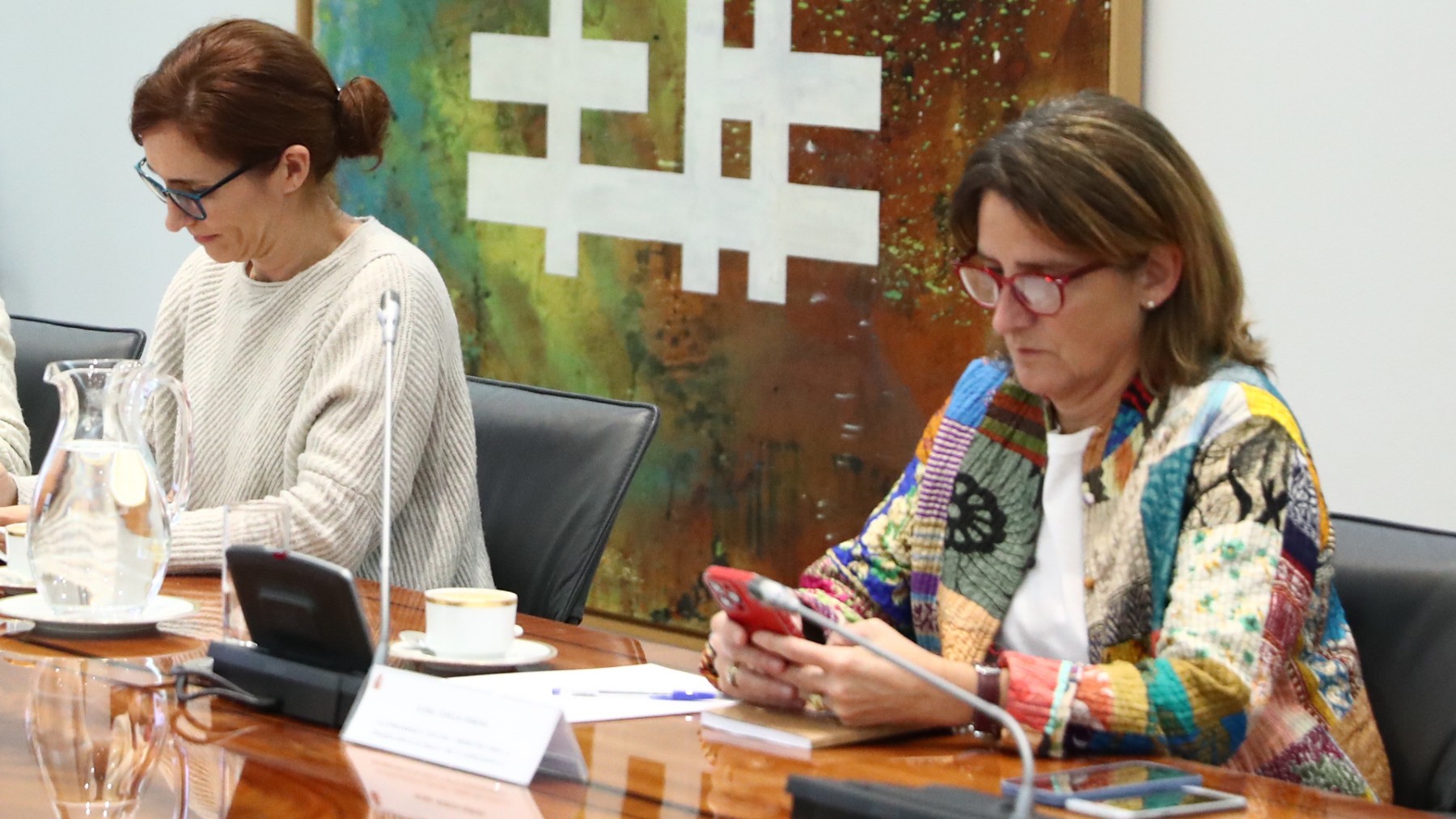 Teresa Ribera con Mónica García durante la reunión del Comité de crisis por la DANA. (Foto: Europa Press)