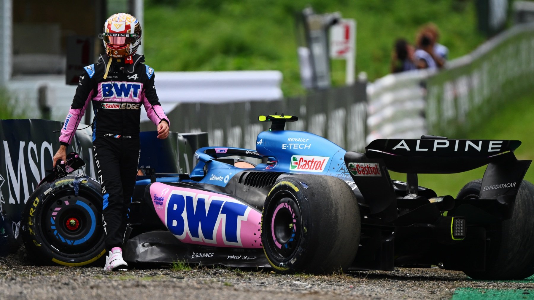 Pierre Gasly se baja de su Alpine tras un accidente en el GP de Japón 2024. (Getty)