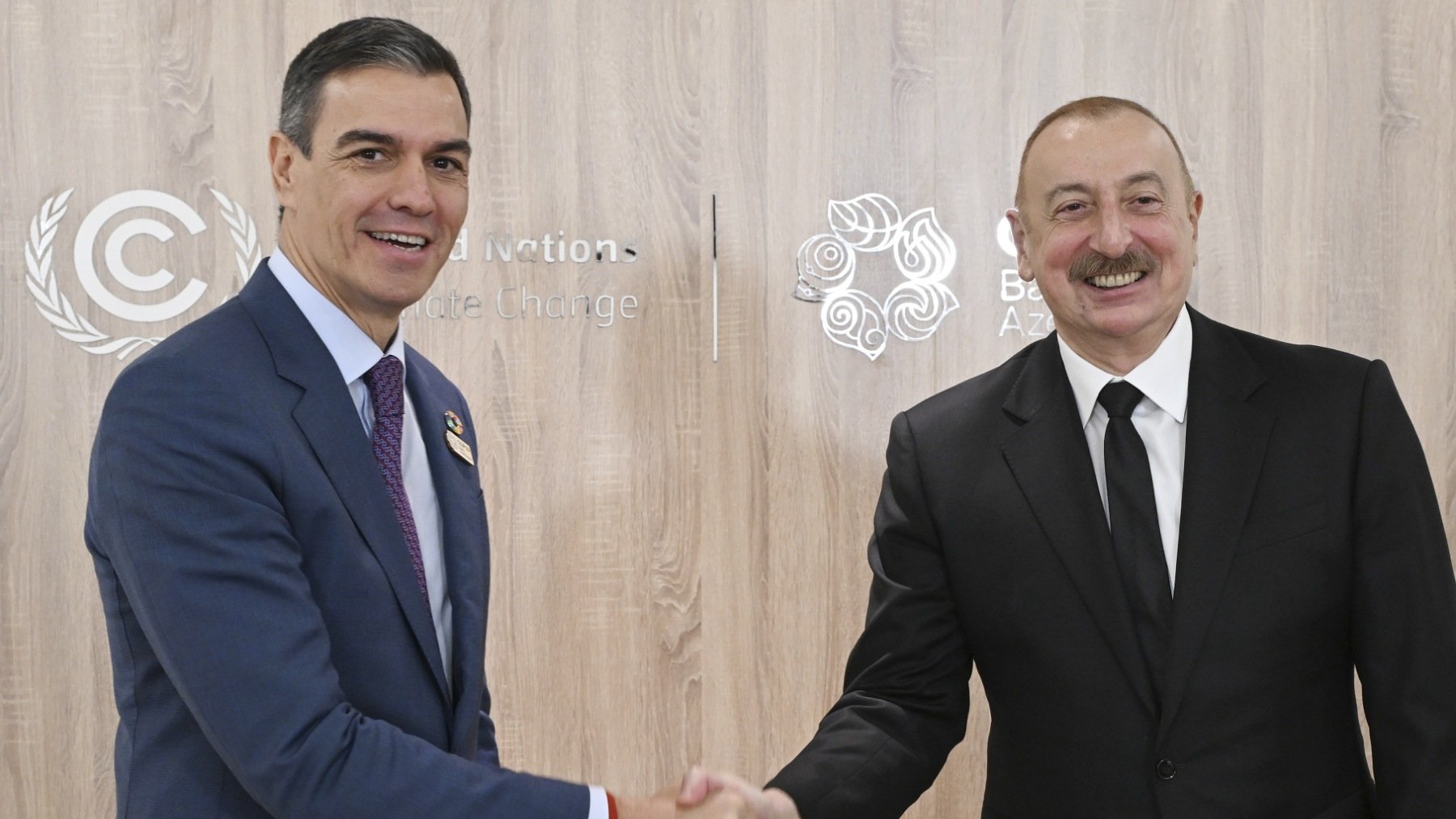 Pedro Sánchez, dando la mano al presidente de Azerbaiyán, Ilham Aliyev, anfitrión de la Convención Marco de las Naciones Unidas sobre el Cambio Climático (COP29)