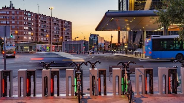 Bicicletas de BiciMad en la plaza de Castilla