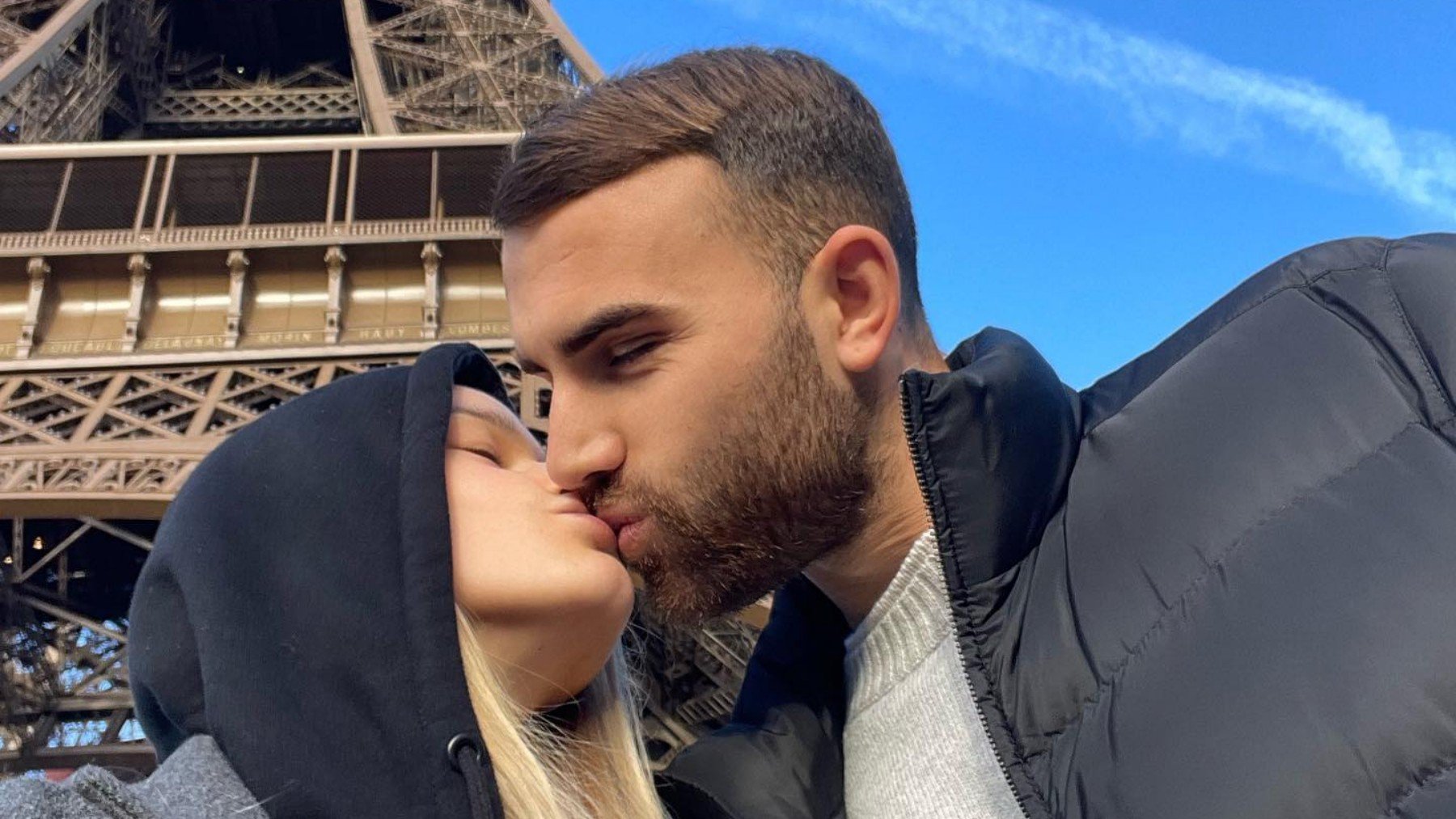 Borja Mayoral y su pareja.