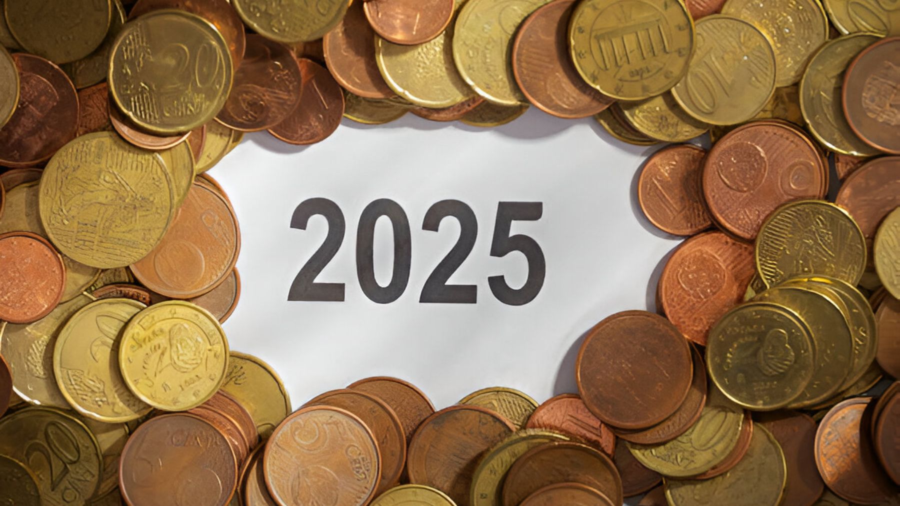 Cartel 2025 rodeado de monedas.