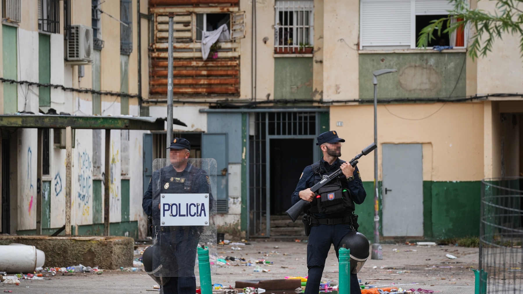Efectivos de la Policía Nacional desplegados en las Tres Mil Viviendas de Sevilla. (Foto: EP)