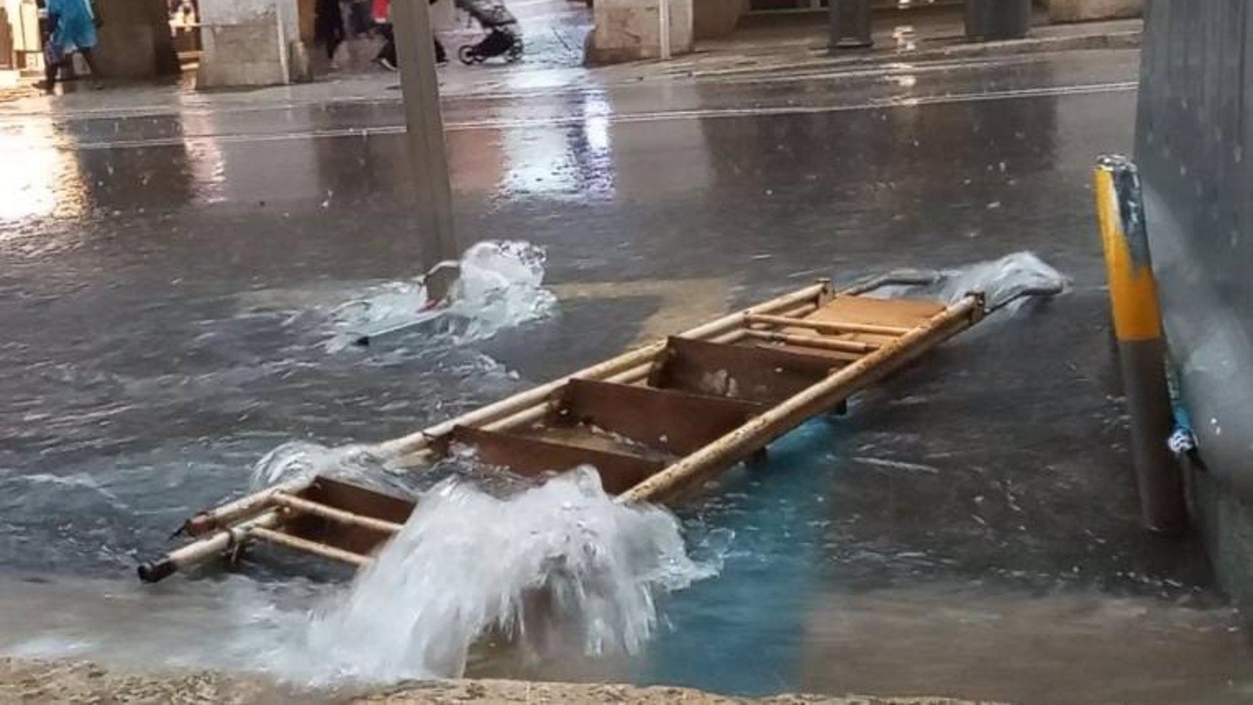 La lluvia descarga con fuerza en la calle Jaume III de Palma. (Europa Press)