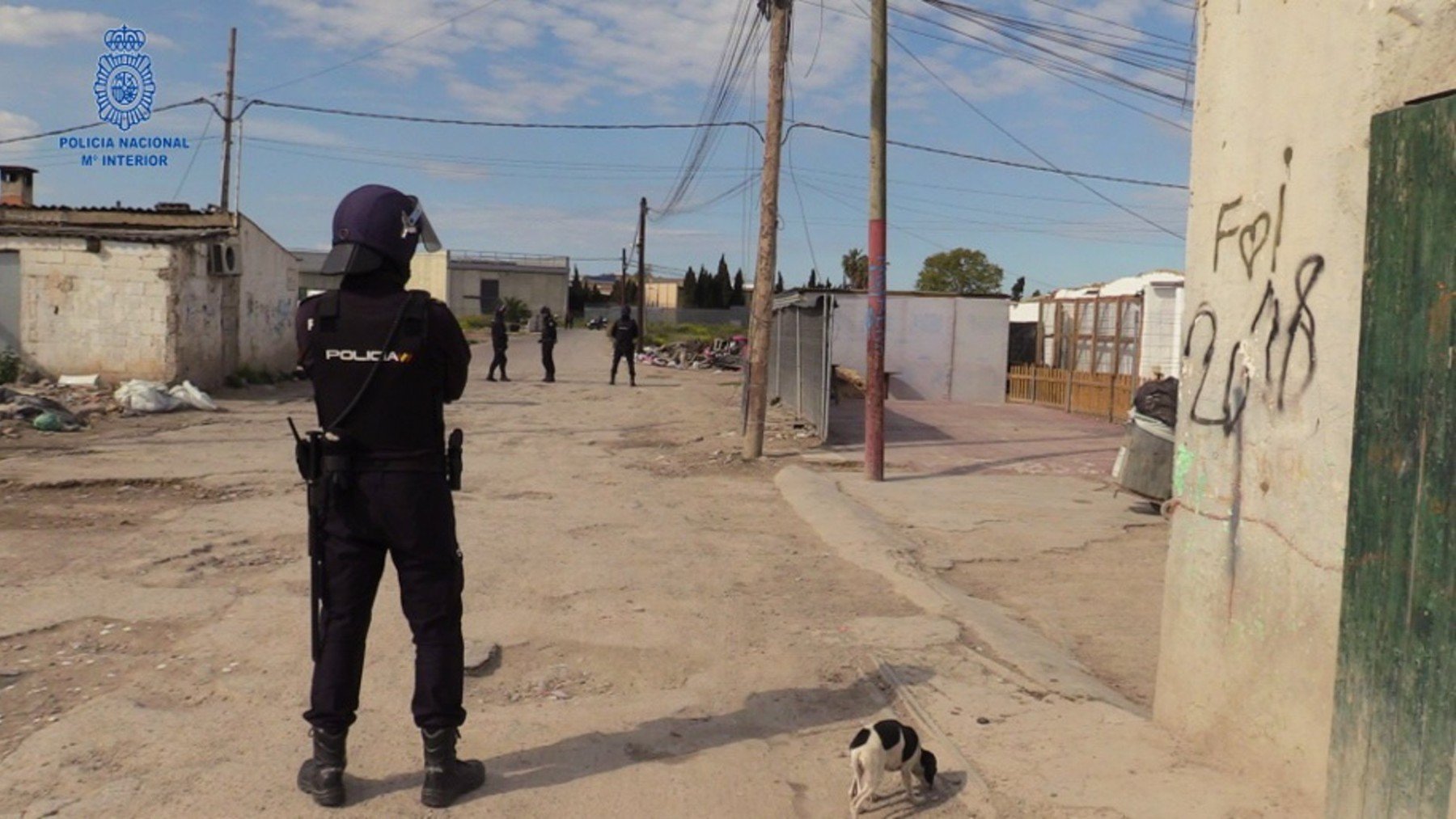 Un agente de la Policía Nacional, en un dispositivo contra el tráfico de drogas en Son Banya.