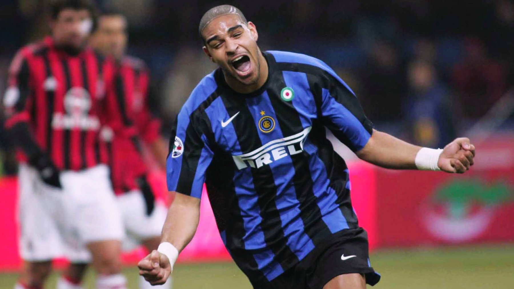 Adriano celebra un gol en un derbi de Milán. (Getty)